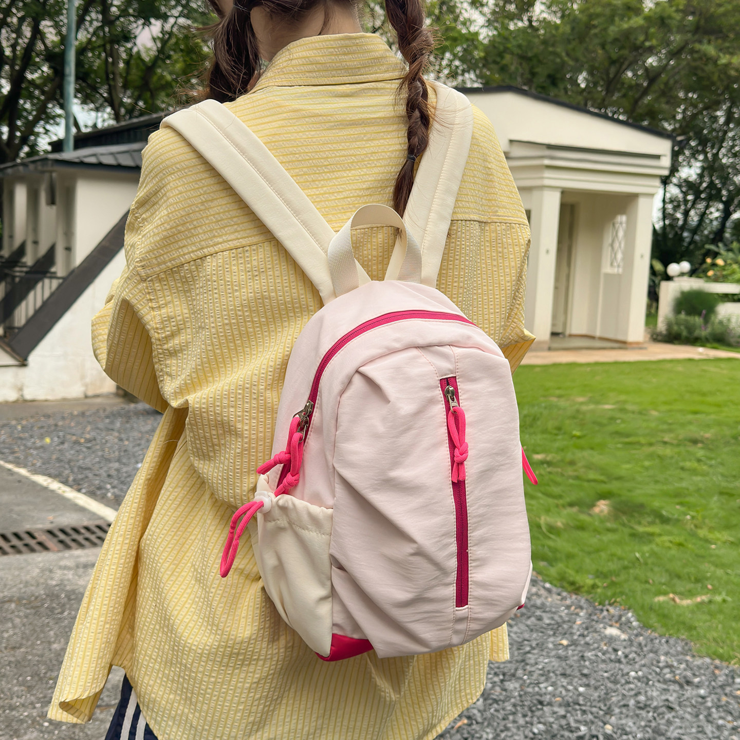 2026春夏上新款出游便携小双肩包少女百搭撞色iPad背包轻量登山包
