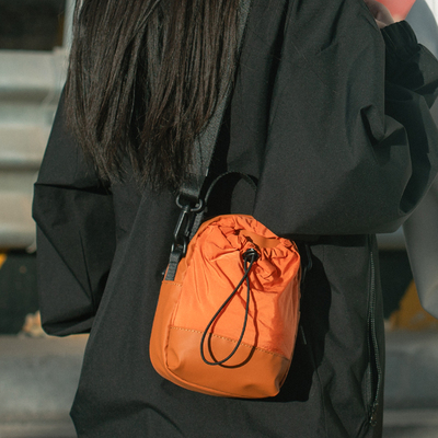 2025春夏新款山系轻便携防水手机包女蛋蛋水壶包户外登山小挎包男