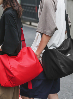 潮牌个性红色单肩包包女运动纯色健身瑜伽包干湿分离训练旅行包男