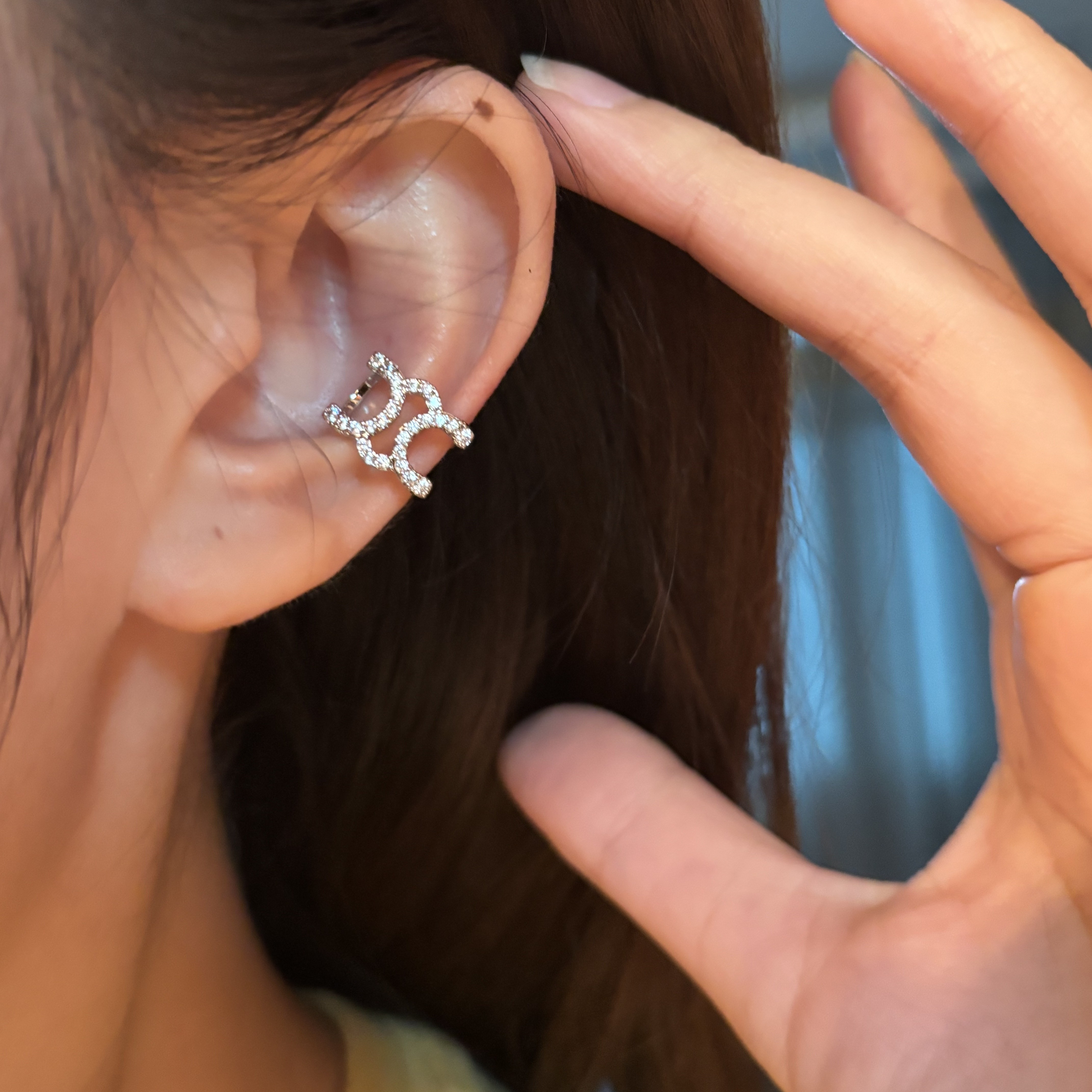 [楼哈哈]轻奢字母小香风耳夹无耳洞锆石微镶耳骨夹绝美爆闪耳饰