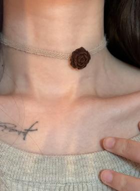 [楼哈哈]秋冬毛茸茸花朵项链气质慵懒风颈带美拉德锁骨链choker