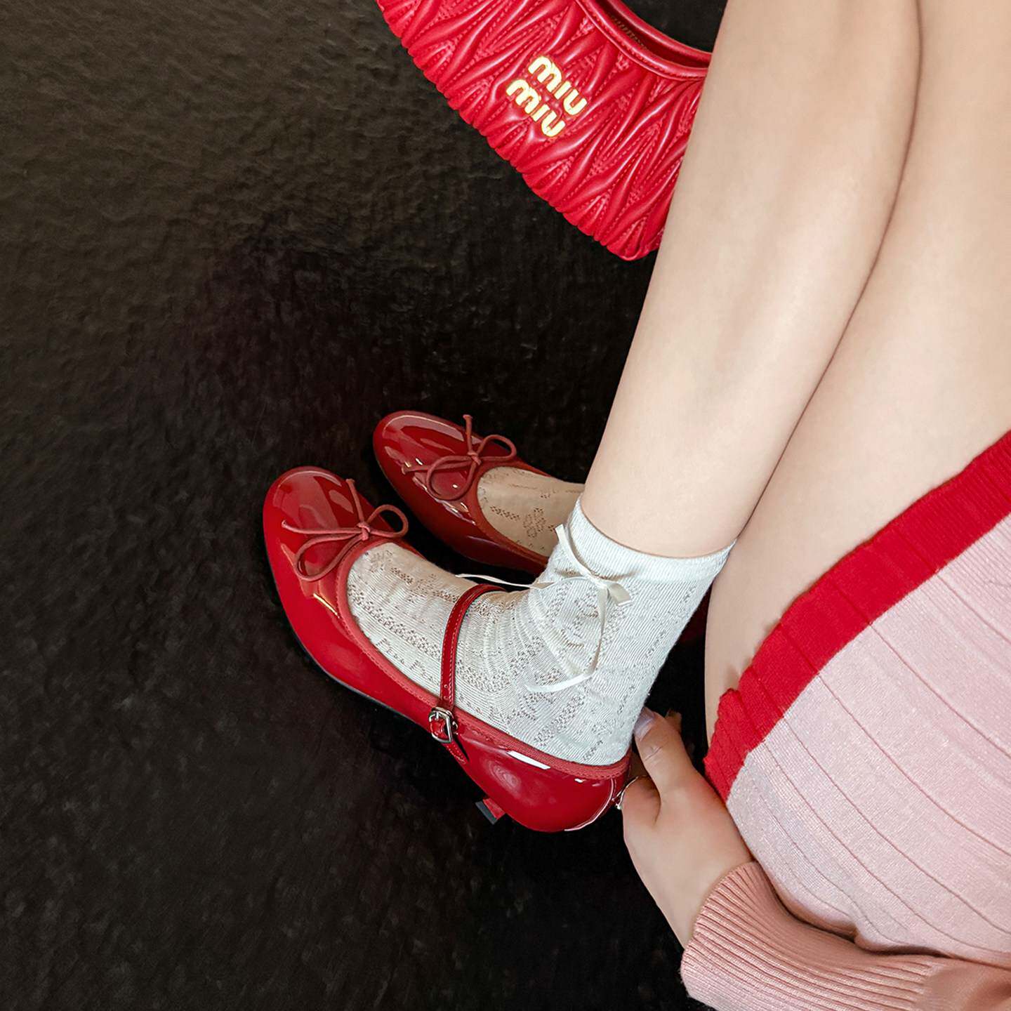 Retro。褶皱· 牛漆皮银色中跟玛丽珍单鞋红色一字带细跟高跟鞋女