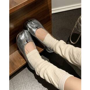 【戈丹琳】2026春款韩版马蹄鞋女浅口平底分趾单鞋银色猪蹄芭蕾鞋