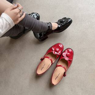 超好看太阳花漆皮粗跟玛丽珍单鞋女2026春红色圆头低跟真皮小皮鞋