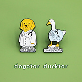 ducktor我是一名医生胸针卡通鸭子小狗金毛造型别针护士个性 佩戴