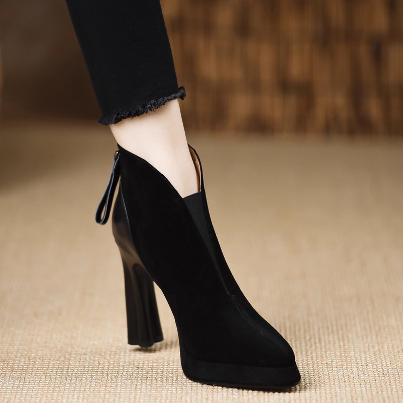 2025新款秋冬高跟鞋防水台粗跟尖头防水台短靴后拉链V口黑色女靴