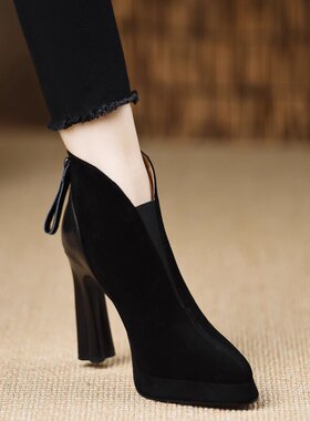 2025新款秋冬高跟鞋防水台粗跟尖头防水台短靴后拉链V口黑色女靴