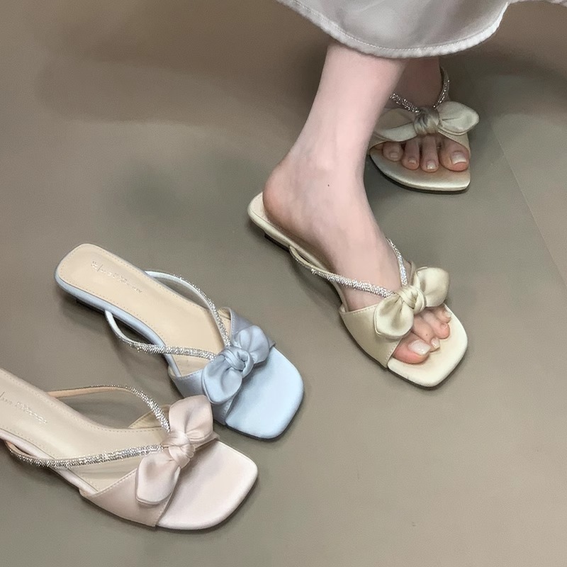 品牌法式绝美凉拖鞋女夏外穿2025新款蝴蝶结水钻一字拖仙女风沙滩