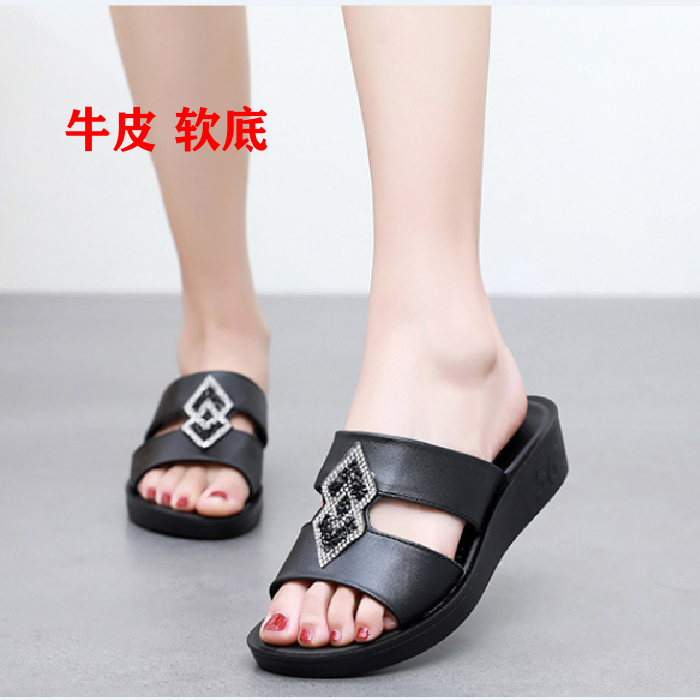 女鞋2025夏季真皮拖鞋坡跟软底凉鞋一字拖水钻时尚露趾妈妈凉拖鞋