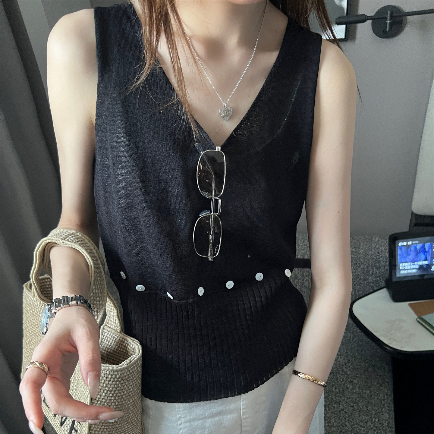 老钱风黑色v领针织吊带背心女夏季外穿设计感修身显瘦无袖小上衣