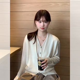 巨好看白色v领假两件针织开衫女秋冬高级感简约毛衣外套短款上衣