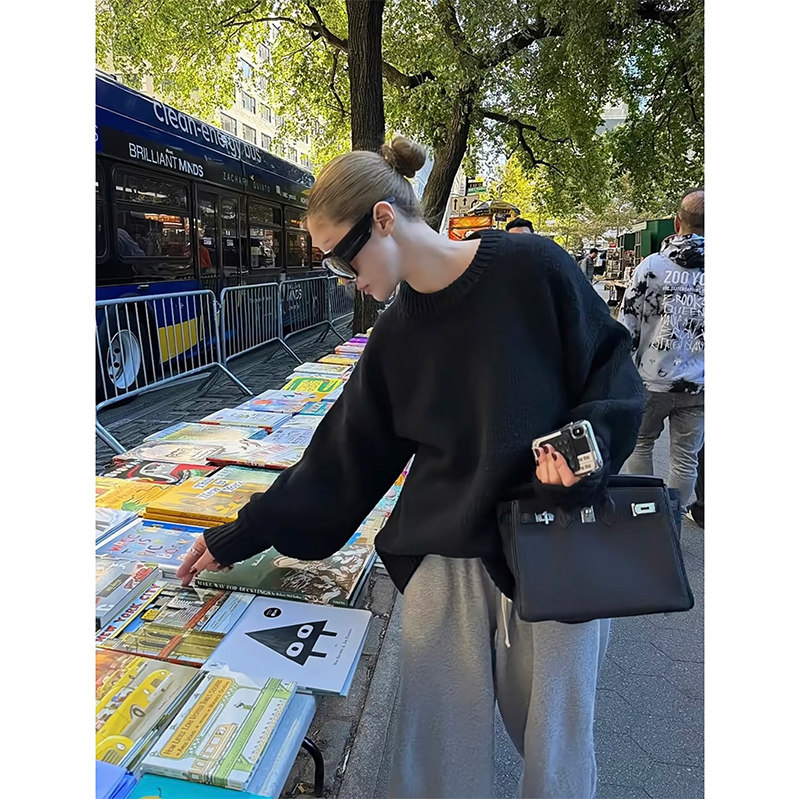 韩系黑色浣熊绒圆领毛衣女秋冬高级感休闲宽松可外穿针织衫上衣厚