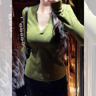 高级绿色v领针织打底衫女秋冬绝美巨好看小内搭气质修身毛衣上衣