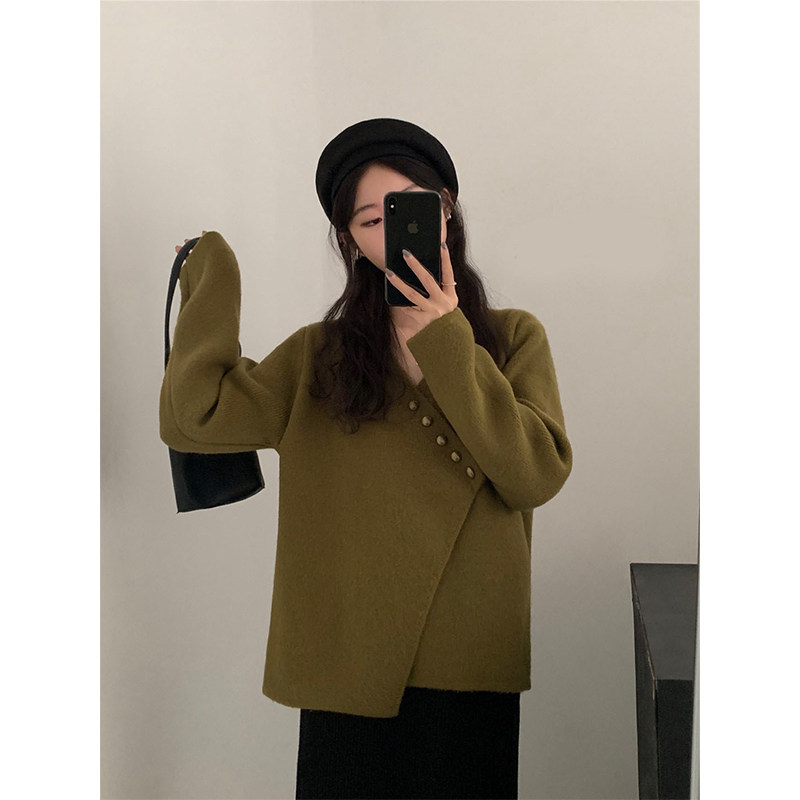 韩版高级感小众斜扣橄榄绿毛衣女秋冬季新款套头v领设计感针织衫