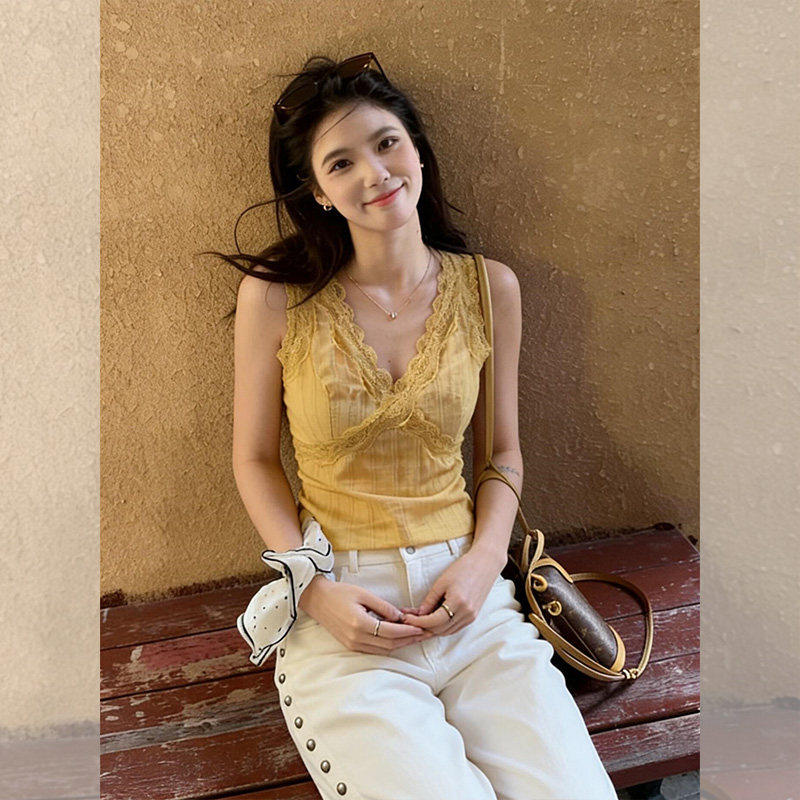 韩系黄色v领蕾丝拼接吊带背心女夏季穿搭设计感修身美背无袖上衣