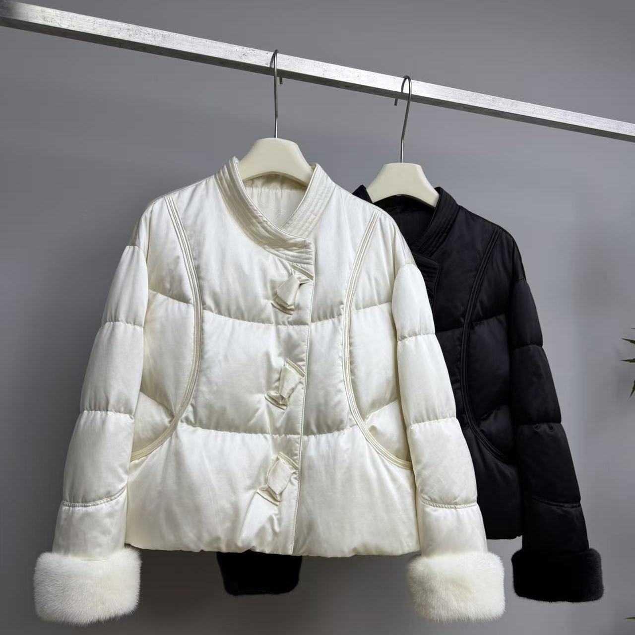 名品港2025冬季新款时尚立领水貂毛桑蚕丝90绒鹅绒羽绒服女5891