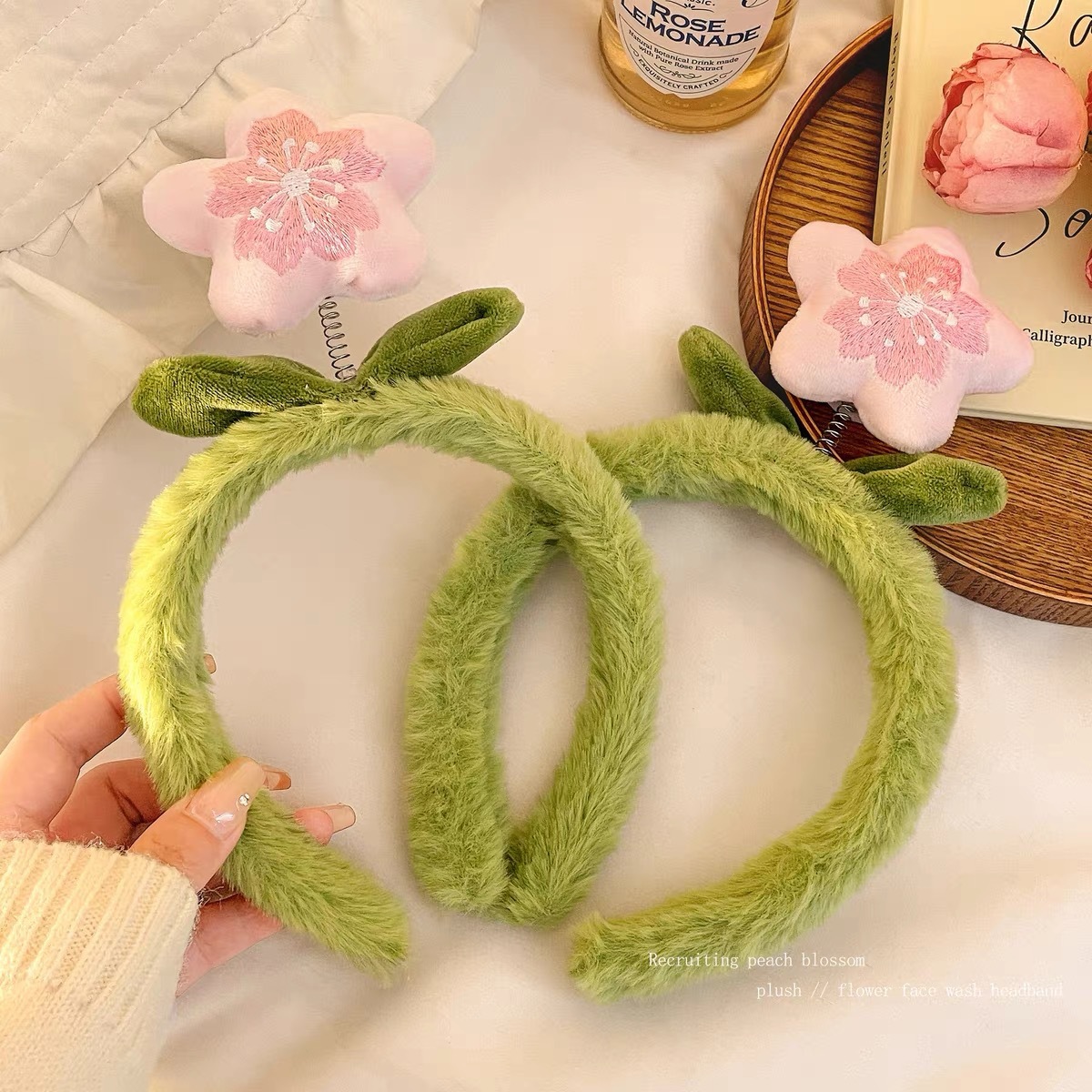 招桃花发箍可爱毛绒花朵头箍压发出游拍照网红发捆秋冬高颅顶