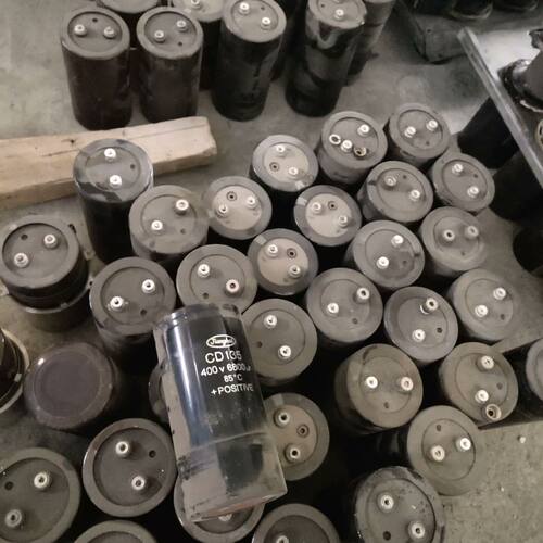 变频器里拆下来的电容CD35 HCGFA EPCOS 有意者