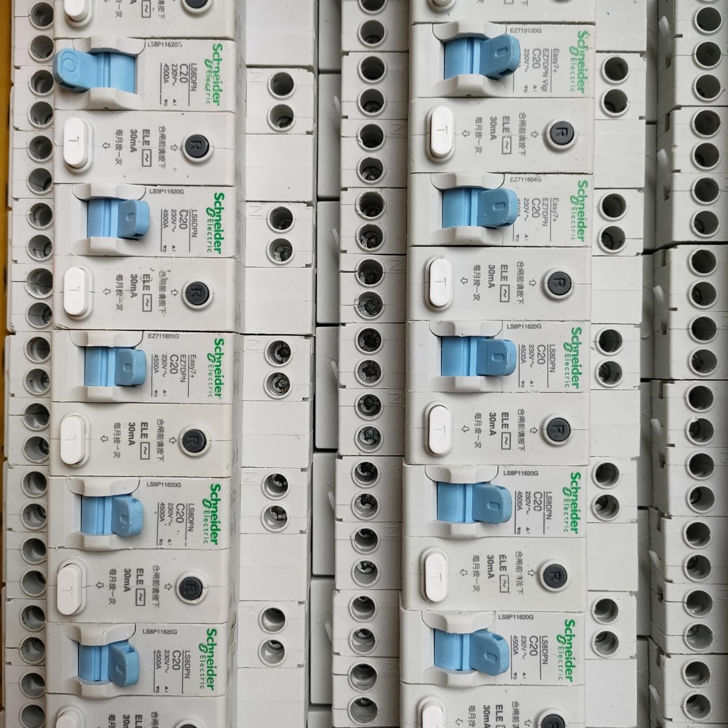 施耐德漏电开关保护器    ls8   Ez7现货有量 正品