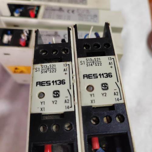 拆机：SCHMERSAL继电器AES1136 24VAC