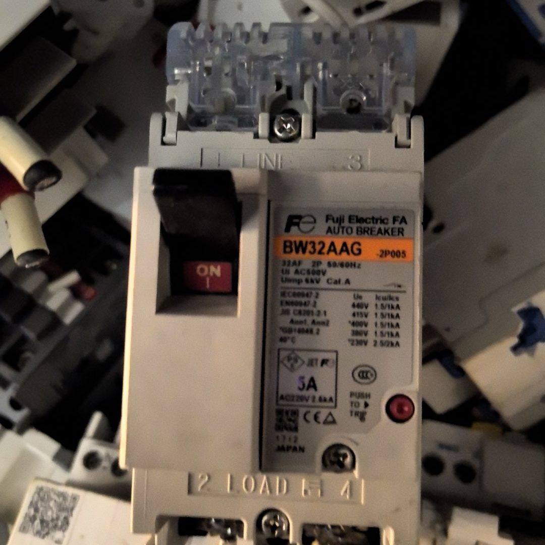 塑壳断路器BW32AAG 2P 5A  成色如图