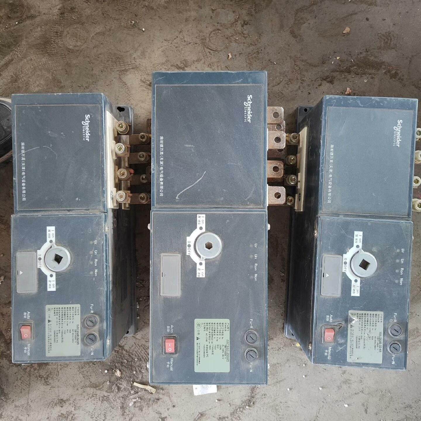 施耐德转换开关 3个 一个大的 两个小的