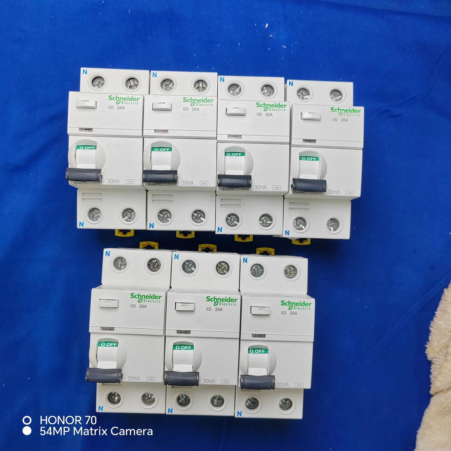 熟客专拍连接 施耐德开关清单如下实物图 iLD25A共7个