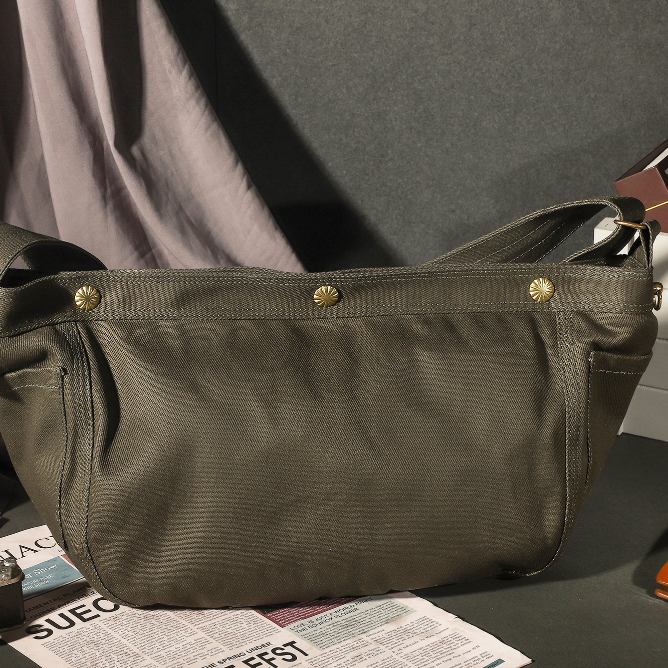 复古帆布机车骑行斜挎后背包硬挺