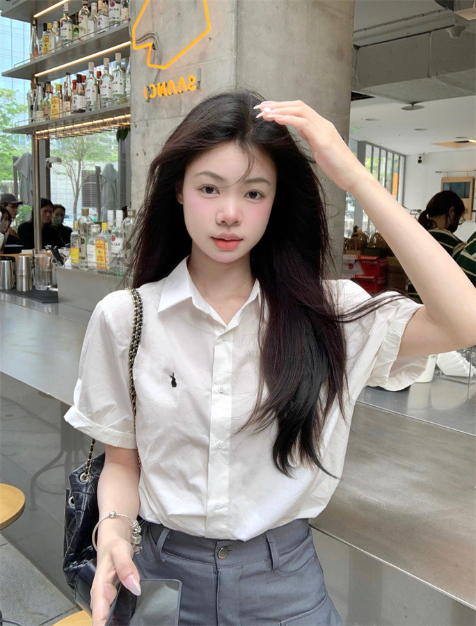 白色polo领短袖薄款衬衫女夏季设计感小众兔子刺绣宽松休闲衬衣