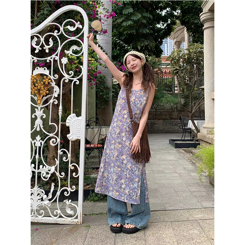 紫色碎花夏季连衣裙女2025新款法式温柔气质松弛宽松开叉吊带裙子