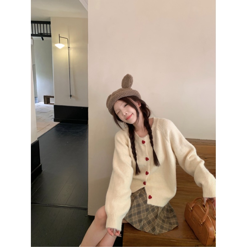 早秋慵懒风毛衣外套女2024新款小众爱心纽扣宽松针织开衫外搭上衣