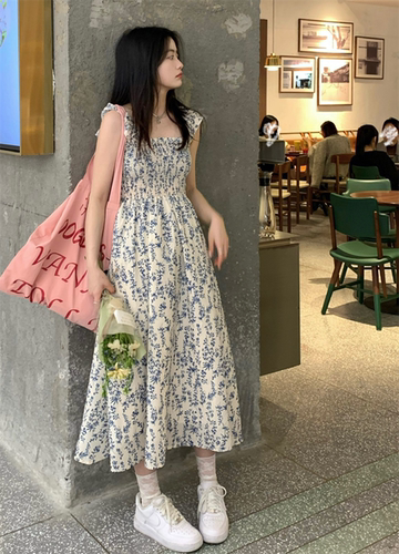 夏季茶歇法式飞飞袖碎花连衣裙