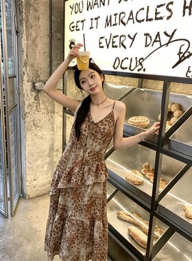 荷叶边雪纺吊带连衣裙女夏季宽松休闲度假风气质豹纹收腰长裙子