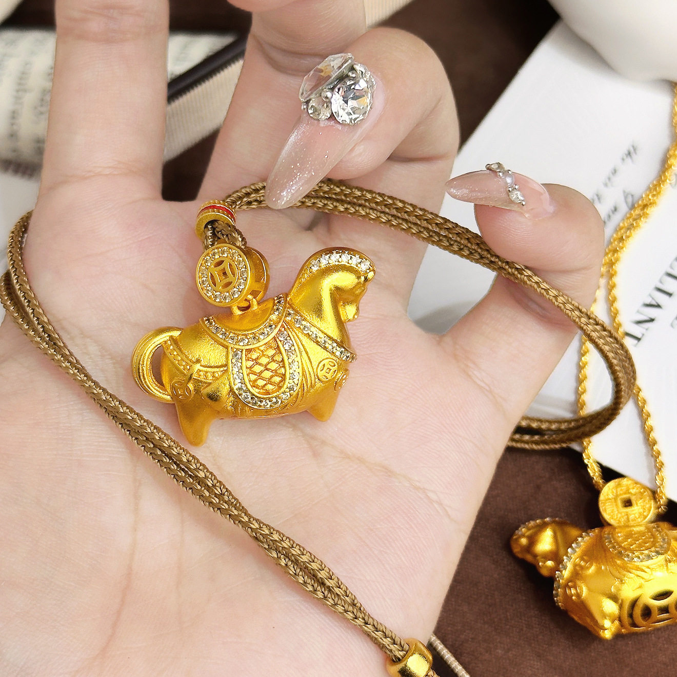 韦雪同款沙金白钻小马钱币吊坠项链马上有钱挂坠本命年礼镀金锆石