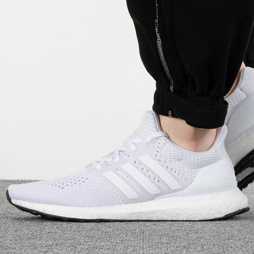 阿迪达斯男女同款跑步鞋舒适