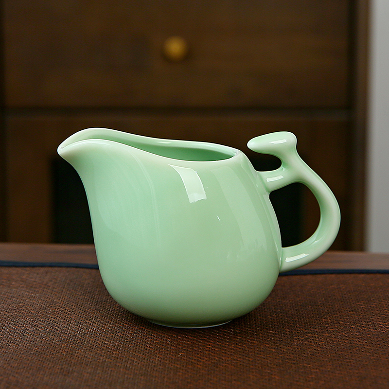 青瓷公道杯分茶器茶海陶瓷功夫茶具配件公杯茶道配件精品开片茶杯