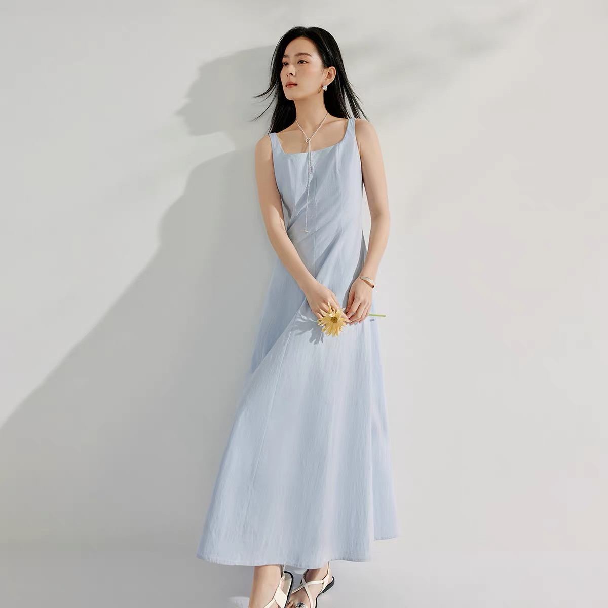 法式方领吊带连衣裙女2025年春季新淡鹅黄色欧若风超好看气质长裙