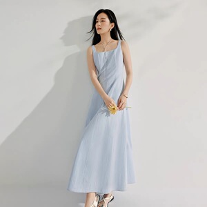 法式方领吊带连衣裙女2026年春季新淡鹅黄色欧若风超好看气质长裙