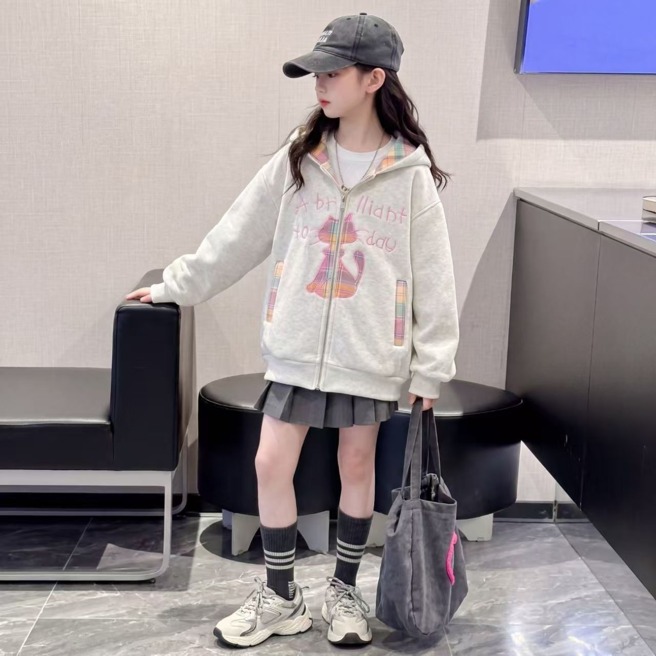 女童春秋猫咪刺绣开衫连帽卫衣2026新款冬季女孩洋气拉链加绒外套