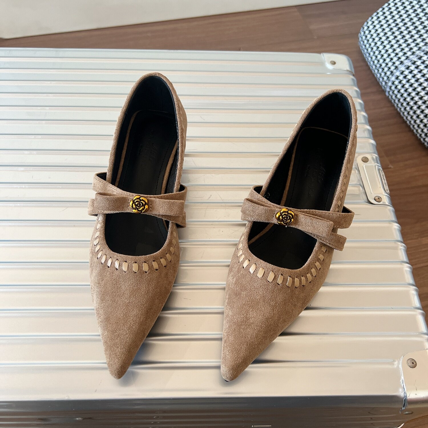 2026春季新款复古风尖头绒面一字扣带单鞋山茶花蝴蝶结百搭中跟鞋