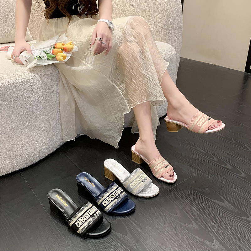 粗跟一字拖鞋女夏時(shí)尚外穿2025新款字母刺繡中跟外出涼拖沙灘涼鞋