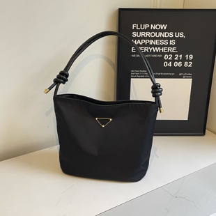 秋冬斜挎小包包女式2024新款高级感单肩帆布包休闲轻便尼龙水桶包