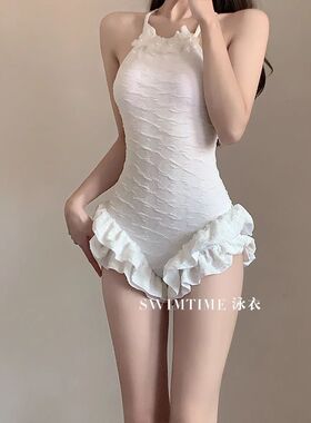 连体白色泳衣女款保守吊带平角显瘦遮肚日系可爱小胸泳装2024新款