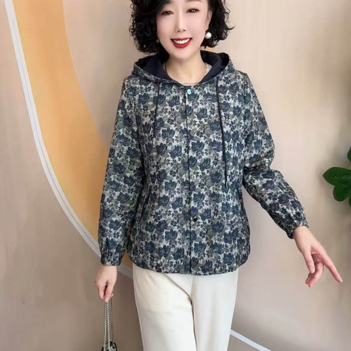 春秋季连帽中老年妈妈装宽松显瘦短外套