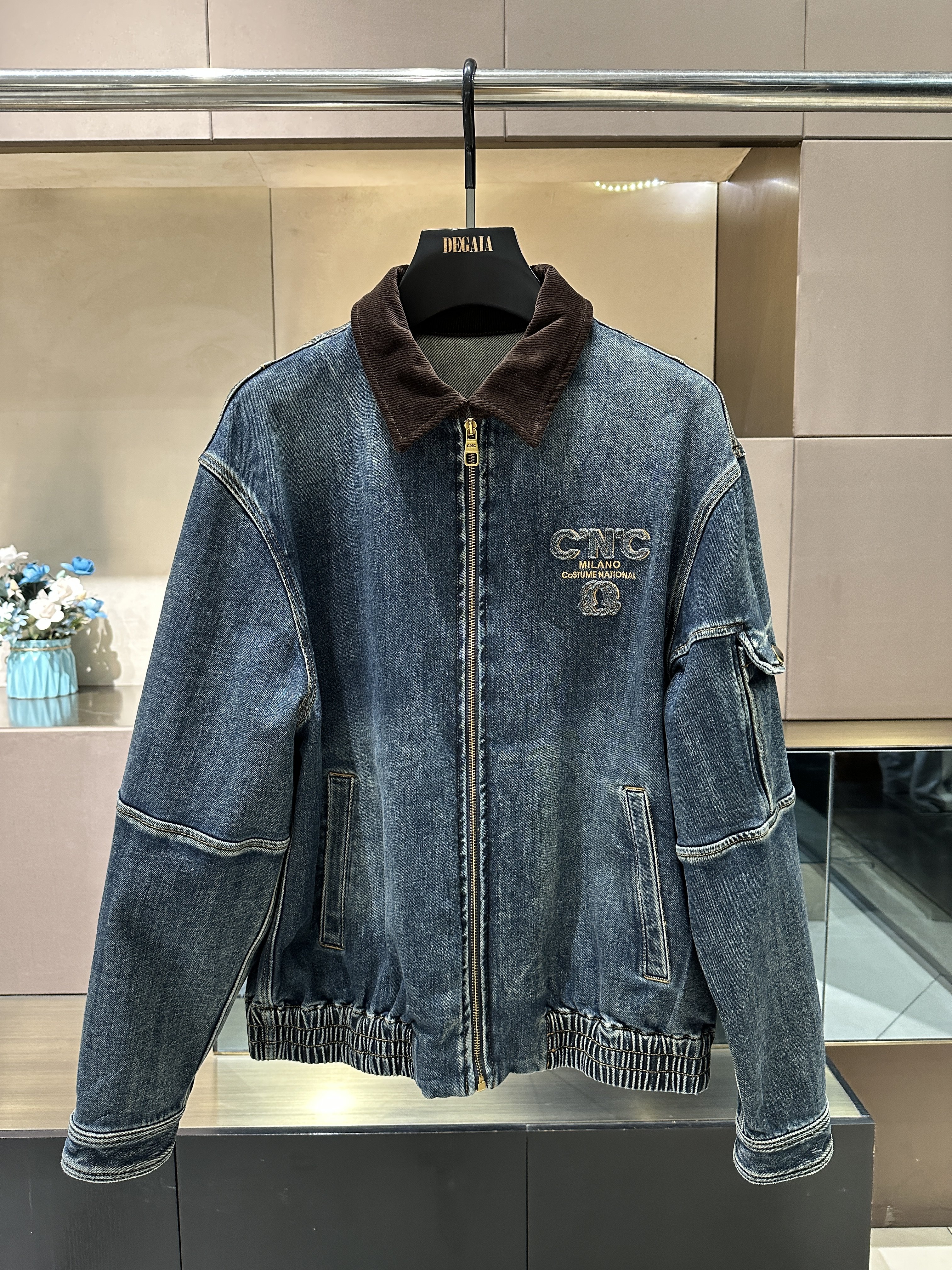 CNC 25秋冬新款 男士胸前字母刺绣做旧翻领牛仔外套811G313006