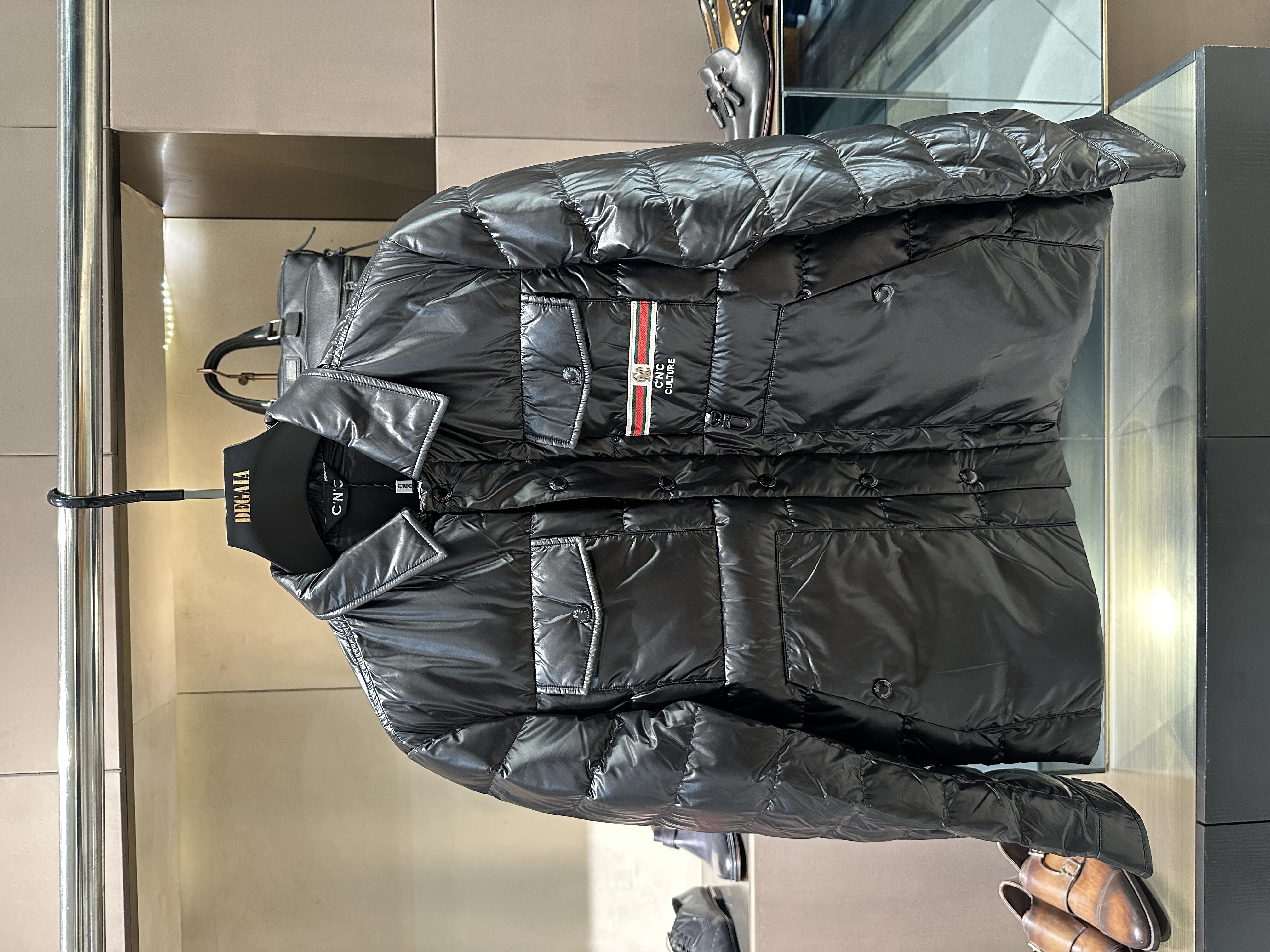 CNC 25秋冬新款 男士时尚口袋装饰字母印花翻领羽绒服 811G425073