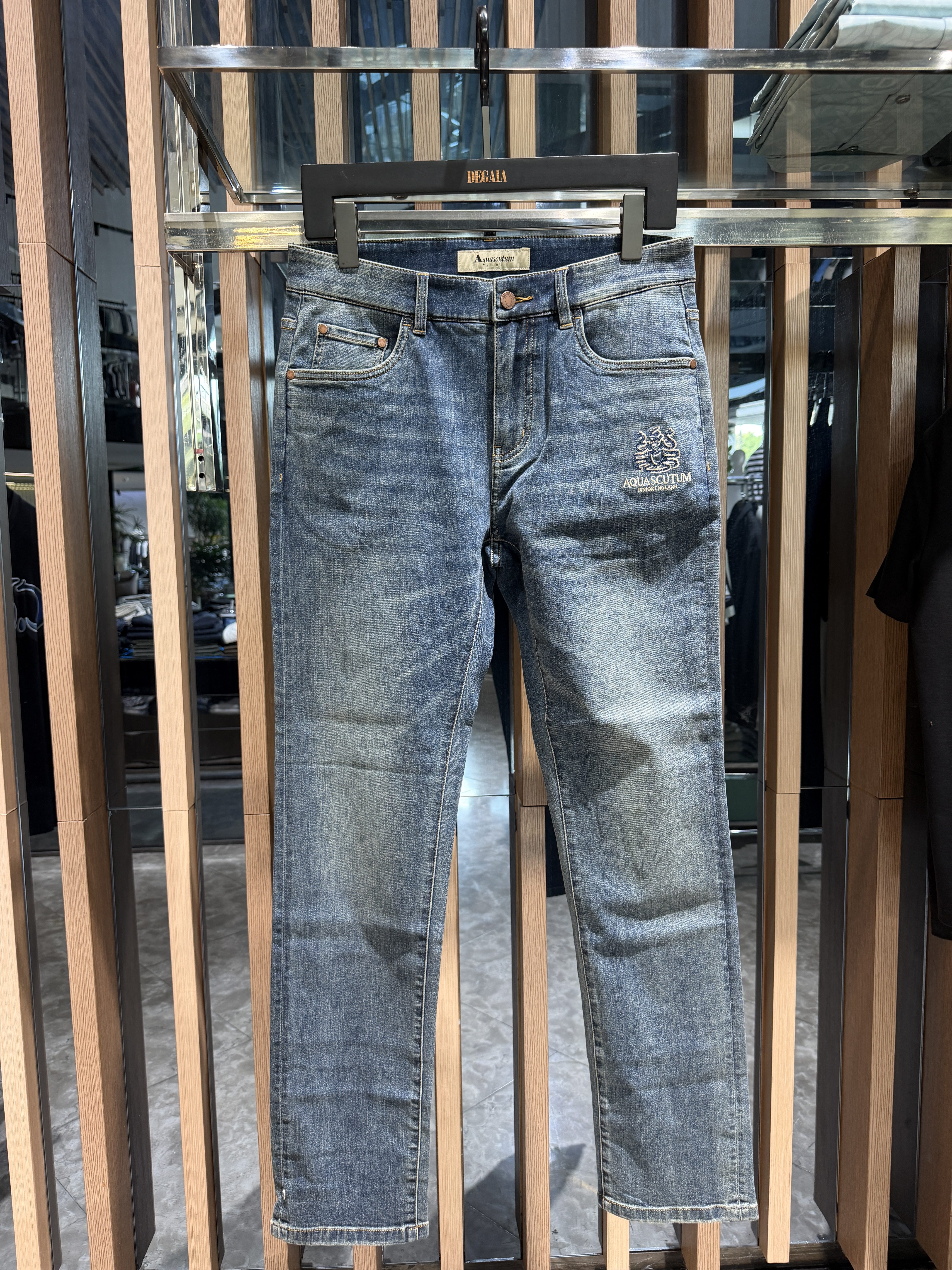 Aquascutum男装26夏季新款字母刺绣牛仔裤水洗修身长裤AQ61610517
