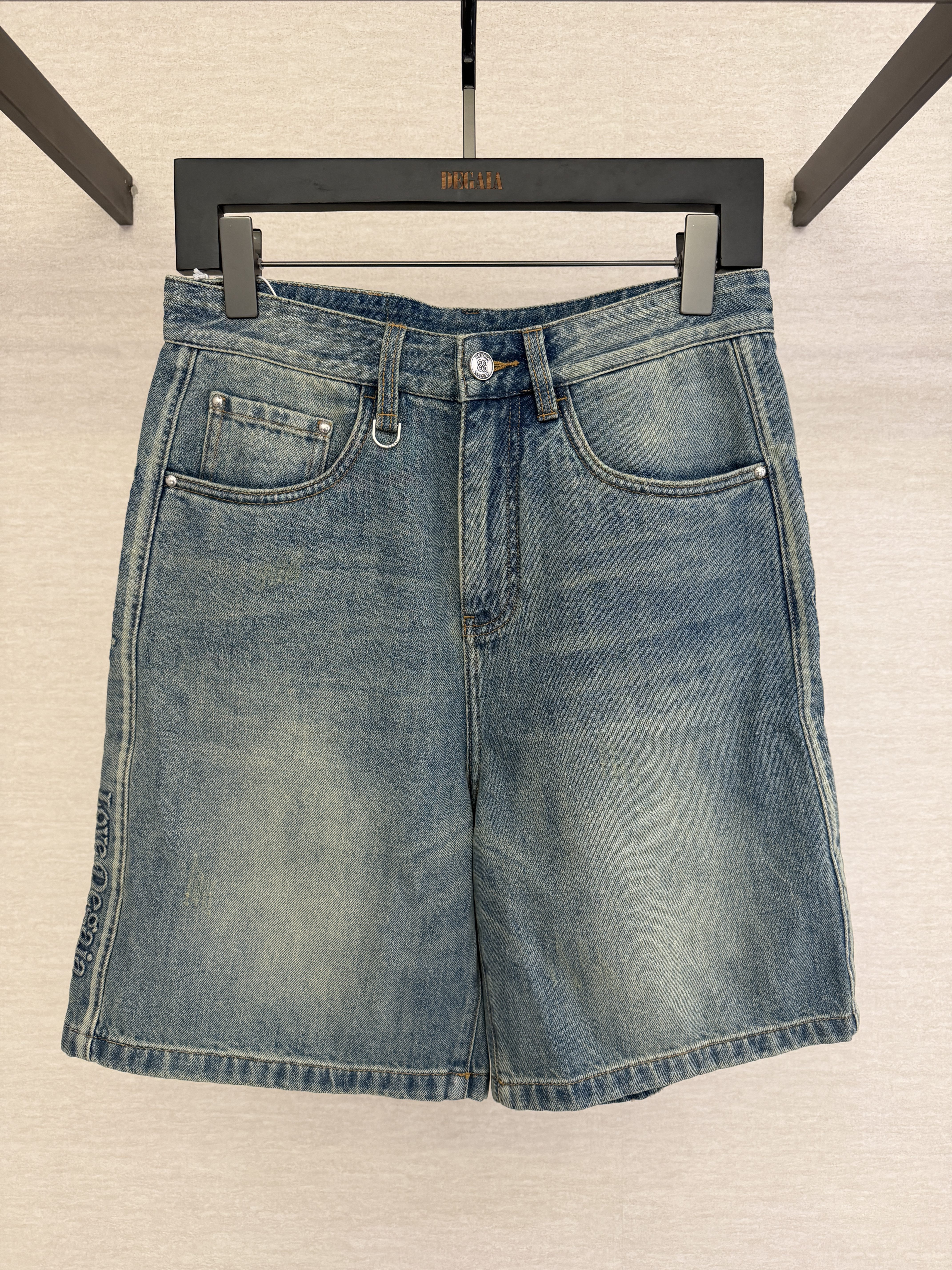 DEGAIA 鼎锋春夏推荐 男士后口袋字母印花牛仔短裤DUHAAN090272