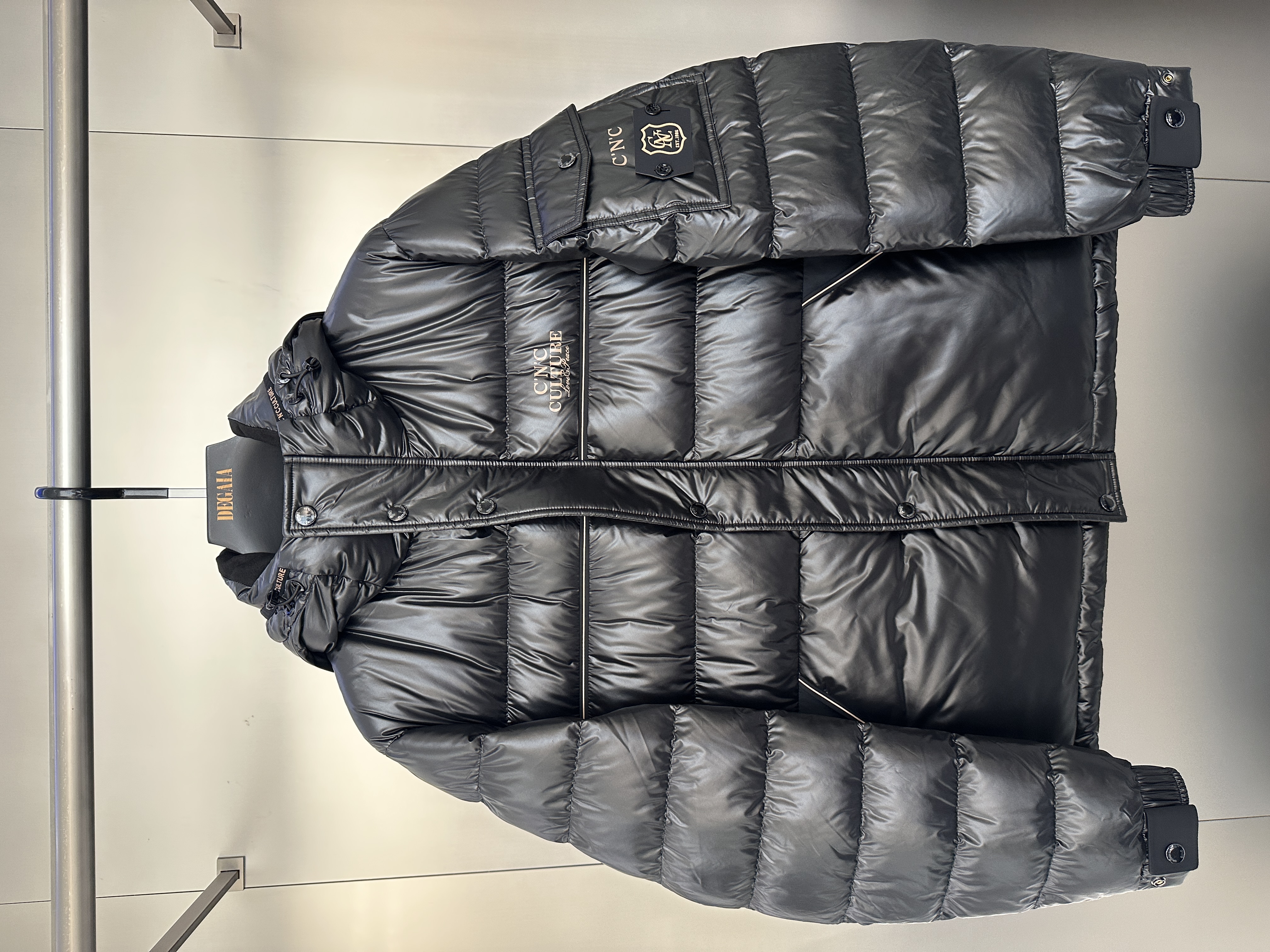 CNC 25秋冬新款 男士时尚字母印花手臂口袋连帽羽绒服811G425079