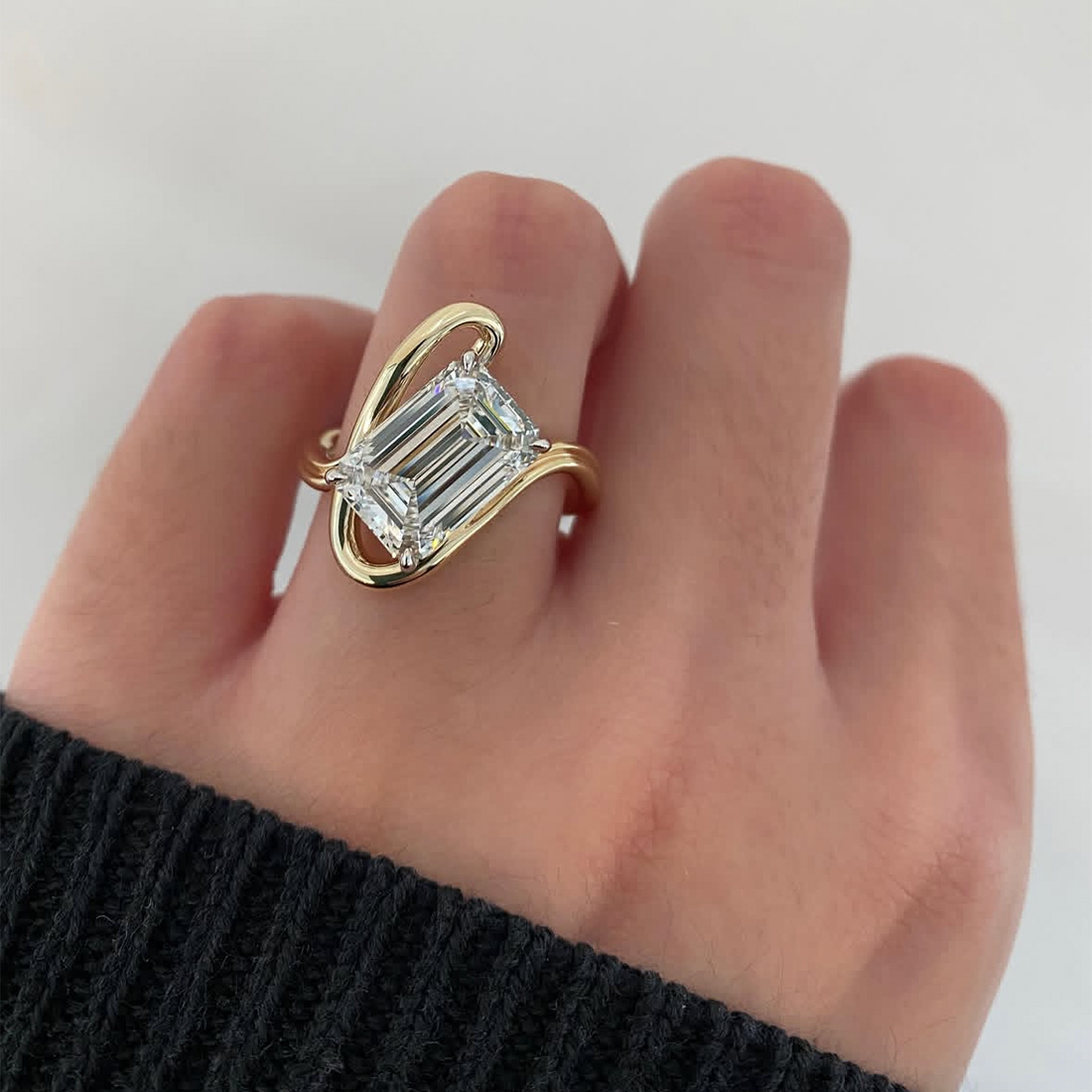 轻奢设计师款不规则祖母绿切钻石戒指女18K金戒指大克拉培育钻石